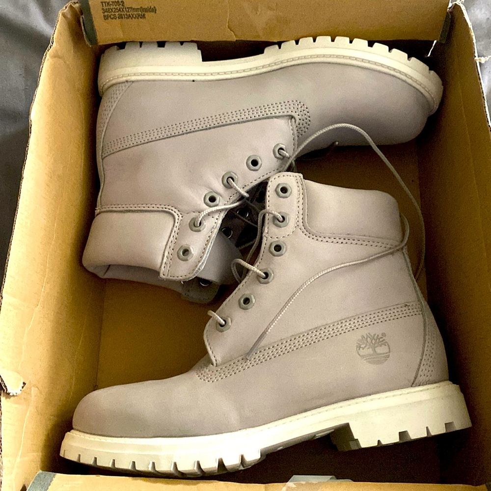 Women’s Timberlands, 7.5 light grey boots